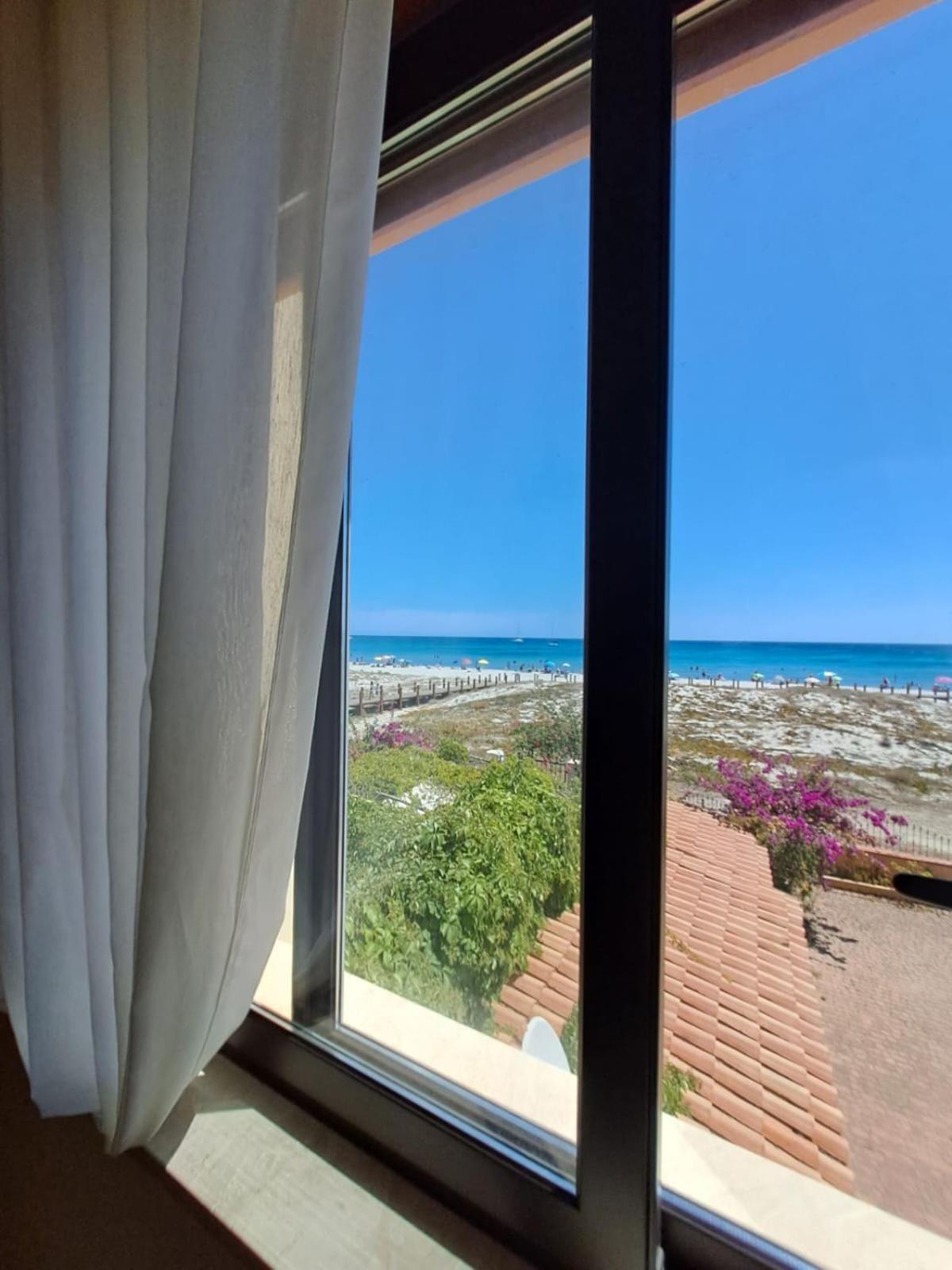 Sulla Spiaggia La Caletta Bagian luar foto